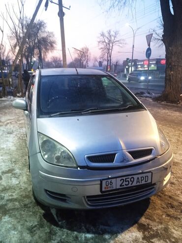 аутлендер оутлендер аиртрек айртрек: Серебристый хэтчбек Mitsubishi Colt, представленный на фотографиях