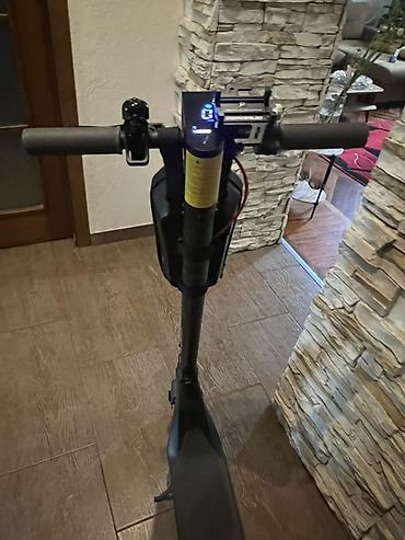 skuter xiaomi: Xiaomi elektrik skuter. Şəkillərdə qara rəngli, minimalist dizayna — 4