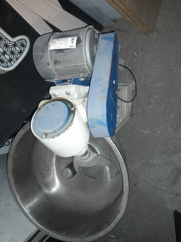 xəmir yoğurun: İran istehsali 40kq un tutan xəmirqarışdiran satilir. Az işlenib