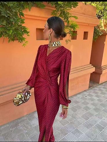 ✨Elegantna bordo haljina sa sitnim tačkicama i drapiranim detaljem na lalafo.rs ✨Elegantna bordo haljina sa sitnim tačkicama i drapiranim detaljem