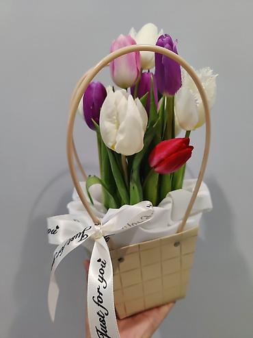 Букеты из живых цветов: Мини-композиция из тюльпанов в корзиночке - Состав: свежие тюльпаны — 3