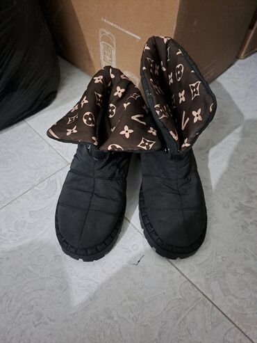 Ботинки и ботильоны: Две пары женских ботинок/ботильонов. 1) Уютные зимние ботинки — 8