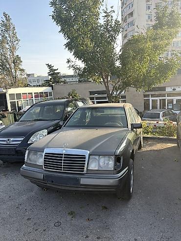 1998 ford transit: Mercedes-Benz E-Class W124 sedan (təxminən 1990-cı illər), qəhvəyi — 1