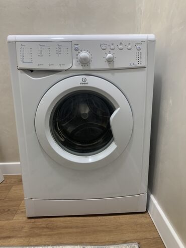 фронтальная: Стиральная машина Indesit, Б/у, Автомат, Полноразмерная