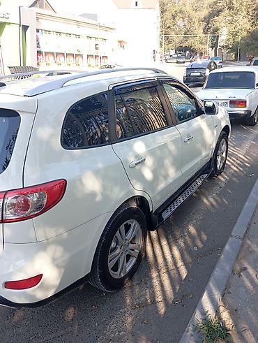 eco spirt: Hyundai Santa Fe – ağ rəngli, 4WD krossover/SUV. Əsas xüsusiyyətlər — 9