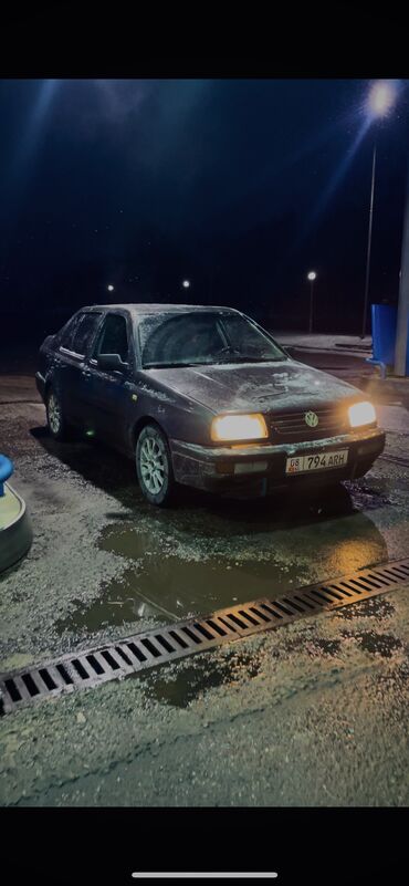 авто валдай: Volkswagen Vento: 1993 г., 1.8 л, Механика, Бензин, Седан