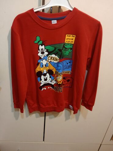 miki: Qırmızı rəngli, uzunqol Disney sviteri. Sviterin ön hissəsində Mikki