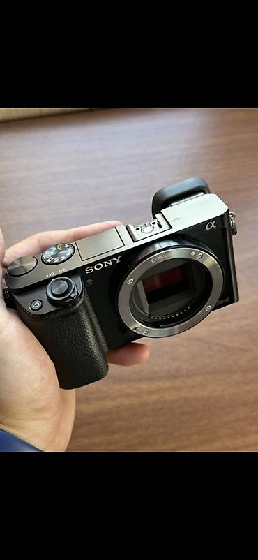 duymə kamera: İdeal vəziyyətdə Sony A6000 seriyasına aid fotoaparat. 16-50mm lens və — 2