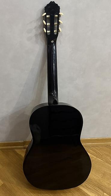 kitara: Winzz klassik gitara – 4/4 ölçü, qara parlaq korpus. Xüsusiyyətlər: - — 2