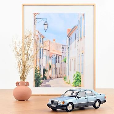 odece: 🔵 Mercedes-Benz 230 E — 1990 — Light Blue Metallic — 1:18 — Norev — 1