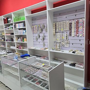 optik vitrin: Gözəllik və şəxsi qulluq məhsulları üçün tam təchizatlı vitrin. Qiymət — 8
