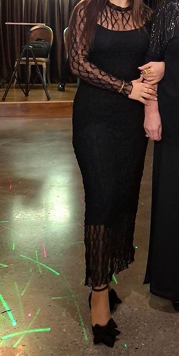 alt geyim: Qara krujeva axşam geyimi - Model: midi uzunluqda, bədənə oturan — 1
