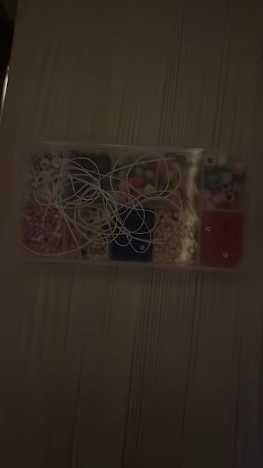 das utu: Boncuk və qolbaq düzəltmə dəsti - Şəffaf, bölməli plastik qutuda — 1