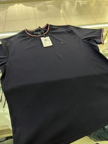 стильная молодежная рубашка: Темно-синяя футболка Tommy Hilfiger с короткими рукавами и круглым