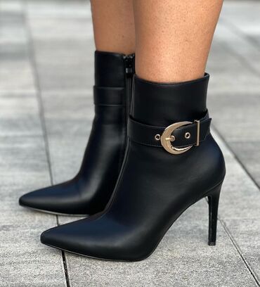 Čizme: Nova kolekcija 🆕
Br:36-41
Visina petE:10cm
Cena:4800din — 2