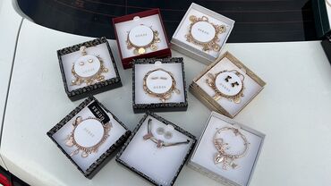 Bijuteriya dəstləri: GUESS brendinə aid zərgərlik aksesuarları dəsti kolleksiyası. - — 2