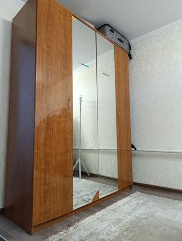 шкаф стол и кровать: Шифоньер, Б/у, Прямой, цвет - Коричневый, Дерево
