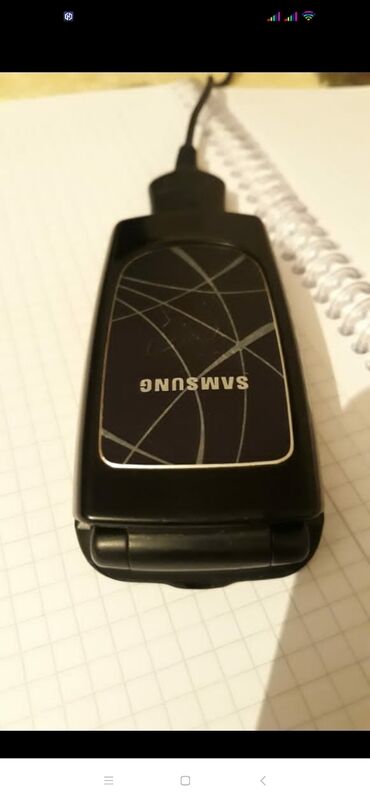 Oyuncaqlar: Samsung telefonu qapaqlı telefon tam arginal əla işləyir adaptırıda