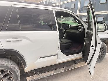 c max: Toyota Sequoia: 2022 г., Гибрид, Внедорожник — 5