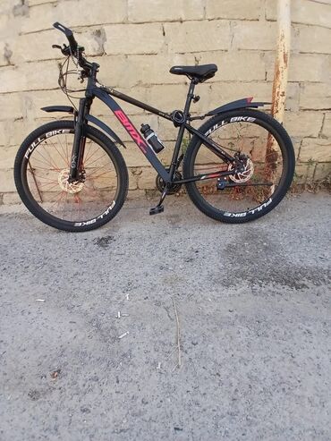 qız üçün velosiped: BMX markalı, qara rəngli dağ velosipedi. Qırmızı milləri və "FULL