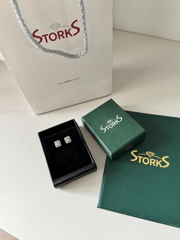Украшения: Бриллиантовые серьги от бренда StorkS
750 пробы