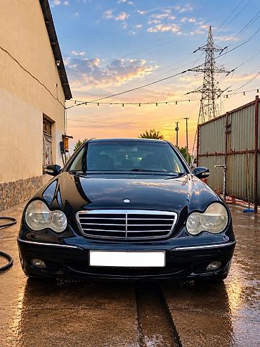 salon 06: Mercedes-Benz C-Class: 2.2 l | 2002 il Sedan — 1