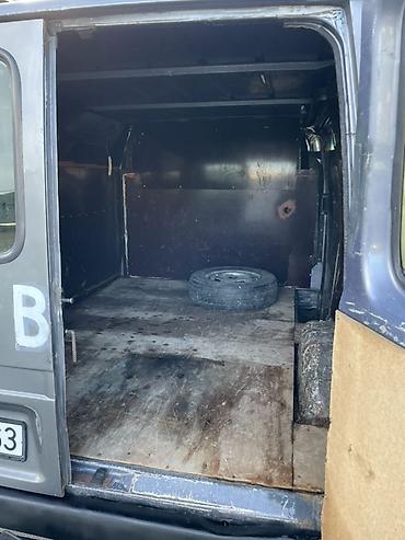 guzgu manitor: Ford Transit furqon tipli yük/miniven avtomobili. Şəkillərdə boz — 5