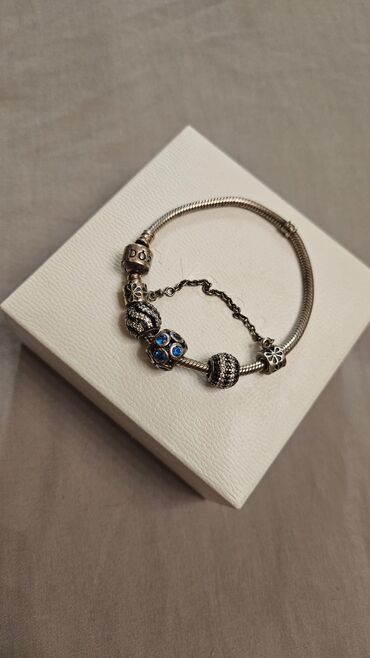 yaqut qaşlı üzük: Pandora qolbağ işlənmiş orta ölçü