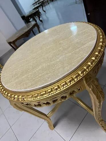 lezajevi sabac: Salonski sto u pozlati 🛋️✨ Dobro stanje. 🏠 Prečnik: 69 cm 📏 Visina — 4
