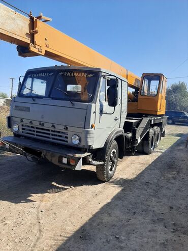 qazel yuk: KAMAZ markalı, açıq boz rəngli bu kranlı yük maşını, sənaye və tikinti