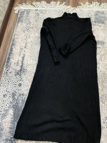 платье миди с разрезом на ноге: Платье-трикотаж миди, черное - Фасон: прямое/облегающее, длина миди -