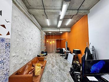 купить офис: Магазин, В бизнес центре, 371 м² Действующий, Частично с оборудованием, С ремонтом, Water сommunications, Sewerage сommunications, Heating сommunications, 1 линия — 10
