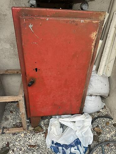 Seyflər: Qırmızı metal seyf/dolap - Material: qalın metal konstruksiya - Rəng — 1
