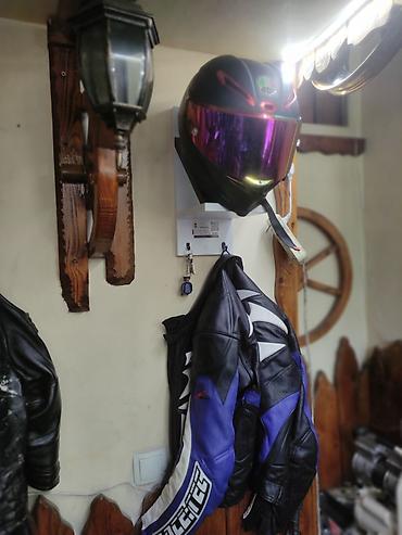 ağ xalca: Moto dəbilqə və motosiklet geyimi üçün divar asqısı - Üst hissədə — 3