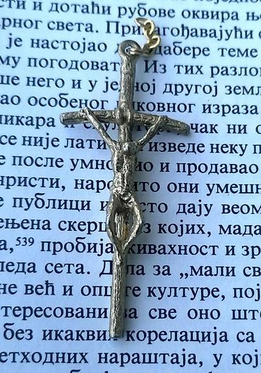 Ostali antikviteti: Dva KRSTa privesci. Privezak krst je lepo izrađen verski dodatak koji — 3