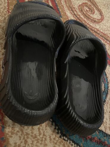 обувь зима женская: Продаю шлепки от Адидас оригинал!!! Размер от 38-39-40 Не надевались