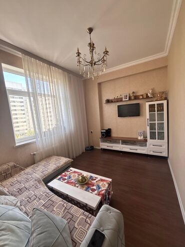 Uzunmüddətli kirayə mənzillər: Mənzilin təsviri - Geniş, ensiz planlı mətbəx: ağac teksturalı üst və — 12