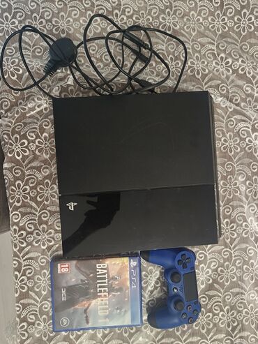 телефоны флай ezzy 4: Qara rəngdə olan Playstation 4 oyun konsolu, bir ədəd mavi rəngli