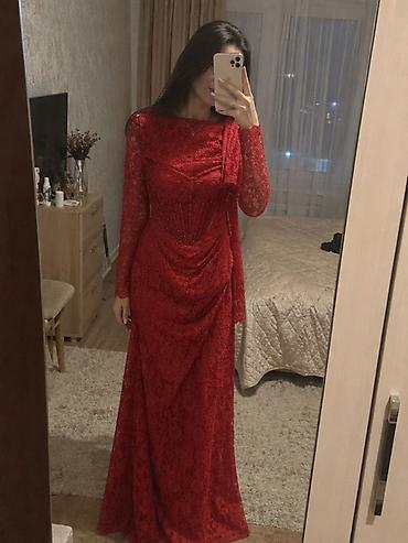 Вечернее длинное платье в пол, насыщенного красного цвета. - Ткань