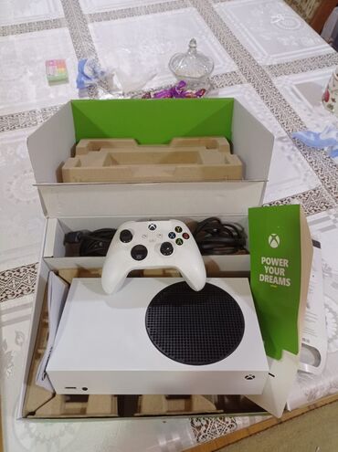 Xbox Series S: Tam işləkdir heç bir problemi yoxdu. karobka,HDMİ kabeli var.evde