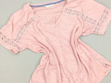 Różowy T-shirt damski z dekoltem w serek, ozdobiony koronkowymi