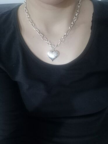 haljinica srebrno sa blago lamiranim delovima: Srebrna ogrlica na prodaju sa priveskom