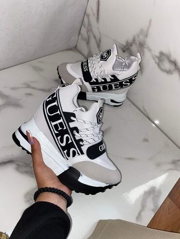 Women's Sneakers and athletic shoes: 40 — 7