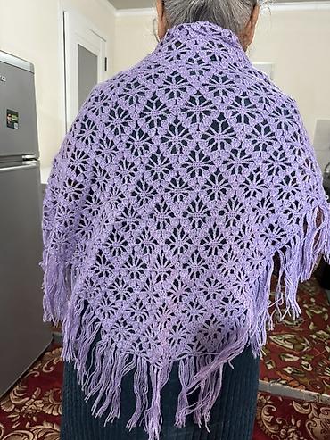 вязаная шаль: Вязаная крючком шаль с ажурным узором «цветы» и длинной кисточкой по — 3