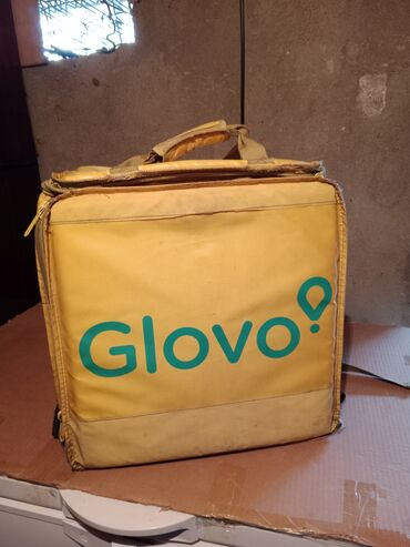 сумки для курьеров: Желтая сумка Glovo для доставки. У сумки есть ручки для переноски