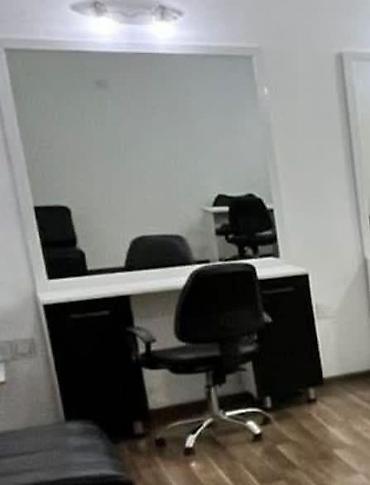 Salon, tibbi mebel: İşlənmiş, Makiyaj üçün masa, Güzgülü — 1