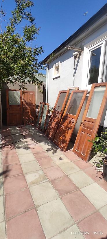 islenmis qapi pencere: Hamısı bir yerdə 40 azn.Qapı pənncərələr satılır.İri qapılar 4 ədəd — 2