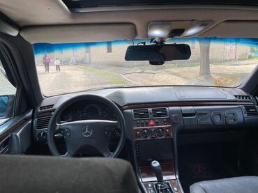 Mercedes-Benz: Mercedes-Benz 220: 2.2 l | 1997 il Sedan — 5