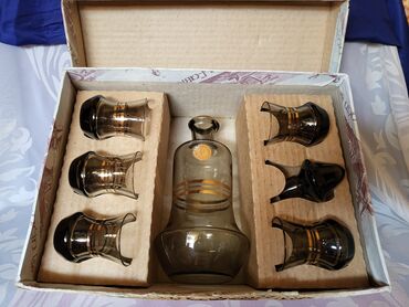 Čaše: Servis nov za zestoko pice Paracinsko staklo. Servis je — 2