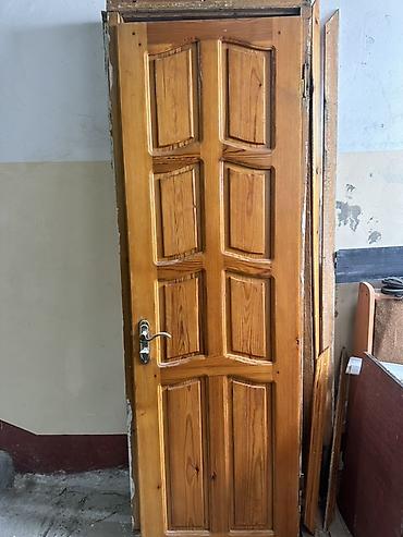 qapi taxta: Hamam tualet qapısı. 2 ədəddir 1i 40 manat.Hazır sökülmüş haldadı — 2